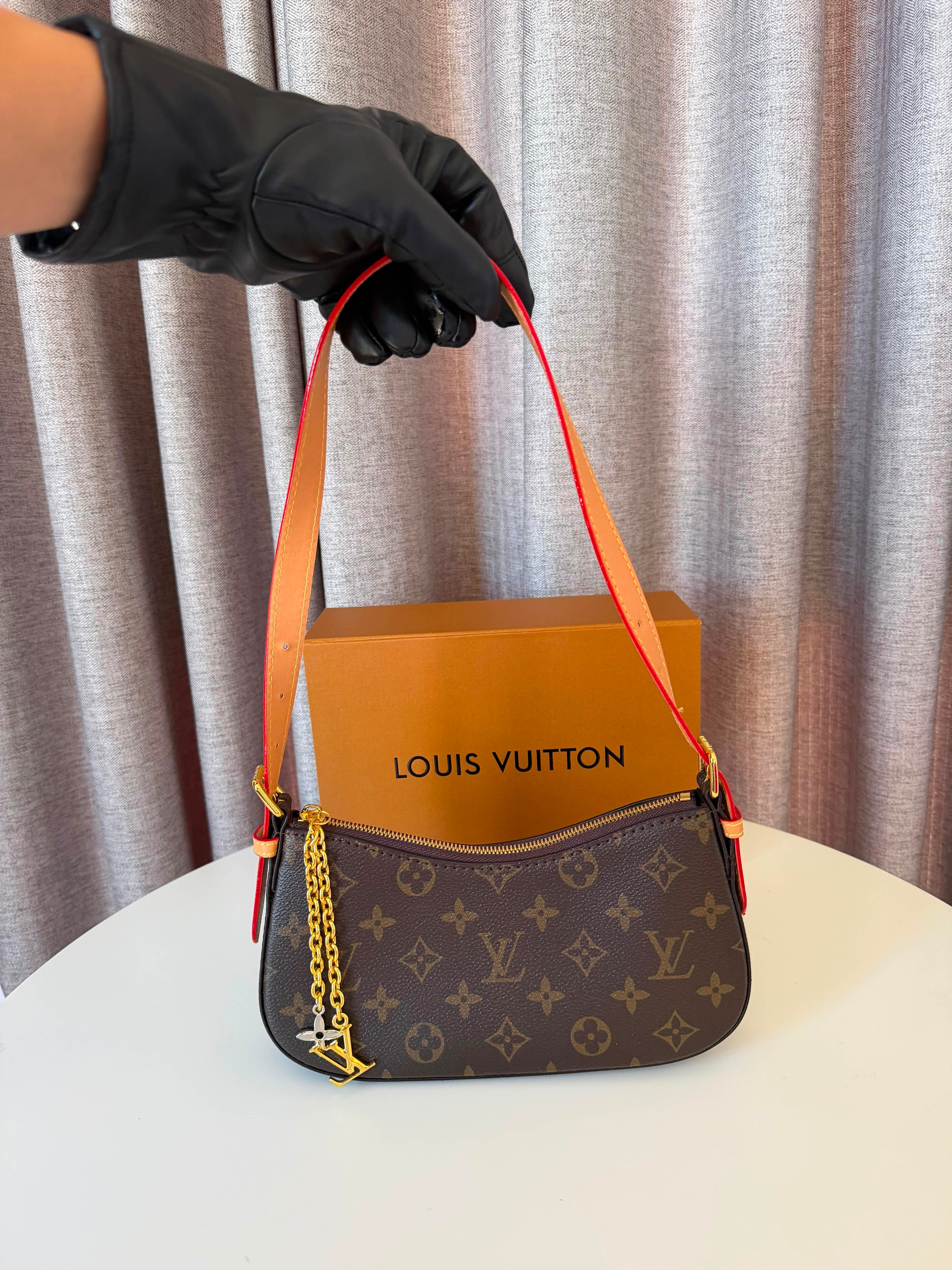 Louis Vuitton Shoulder bag