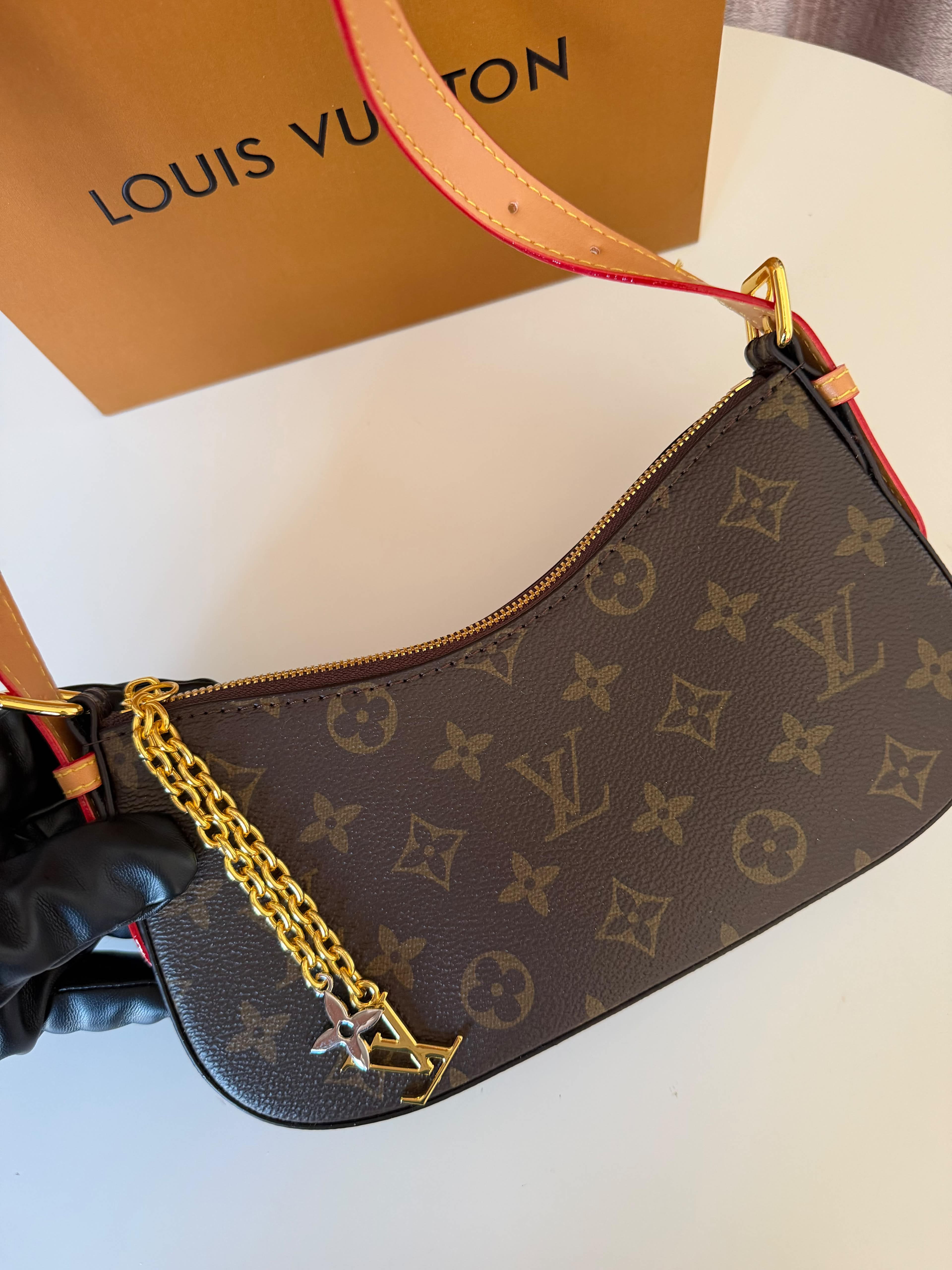 Louis Vuitton Shoulder bag