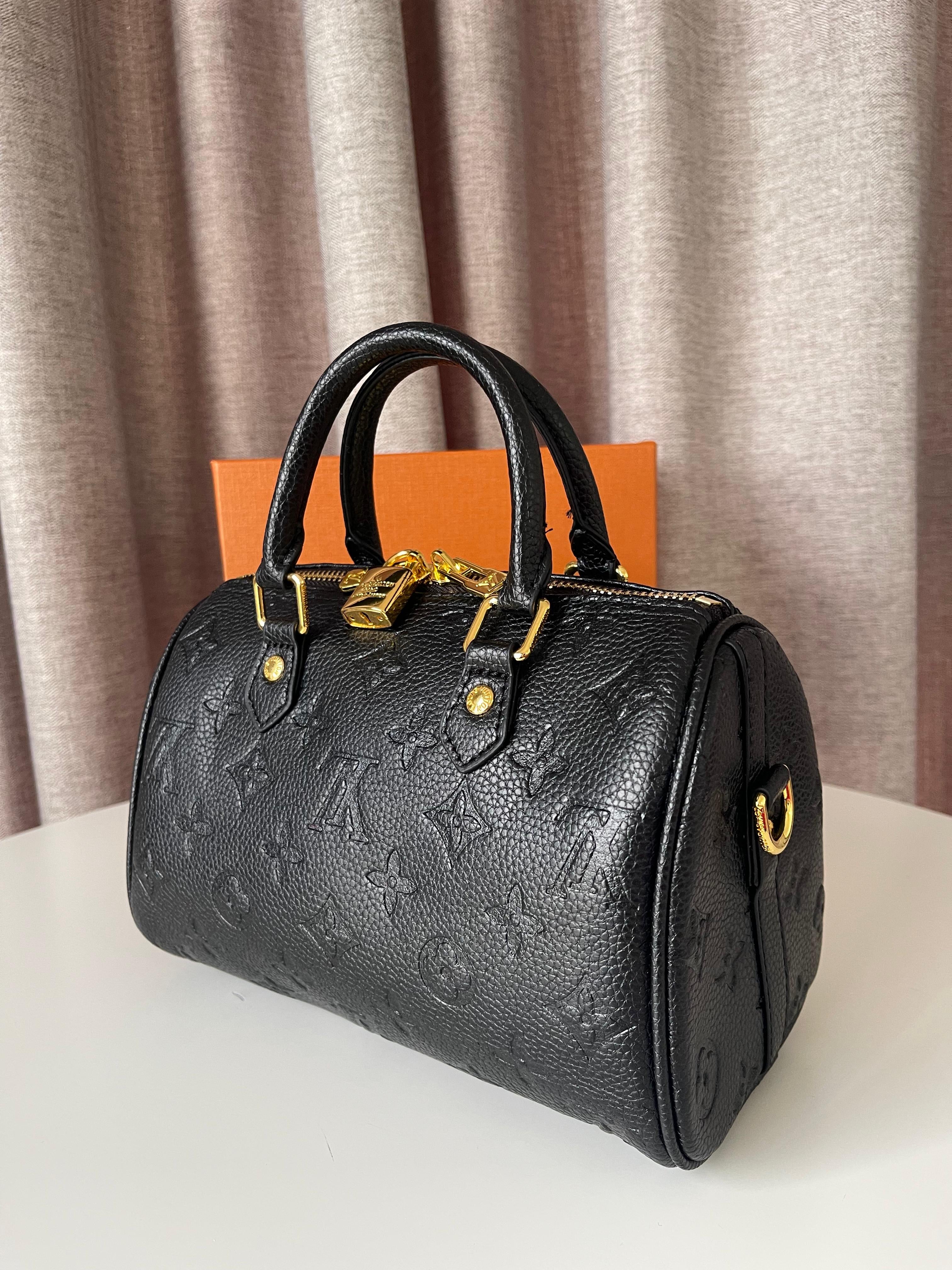 Louis Vuitton Medium Speedy bag