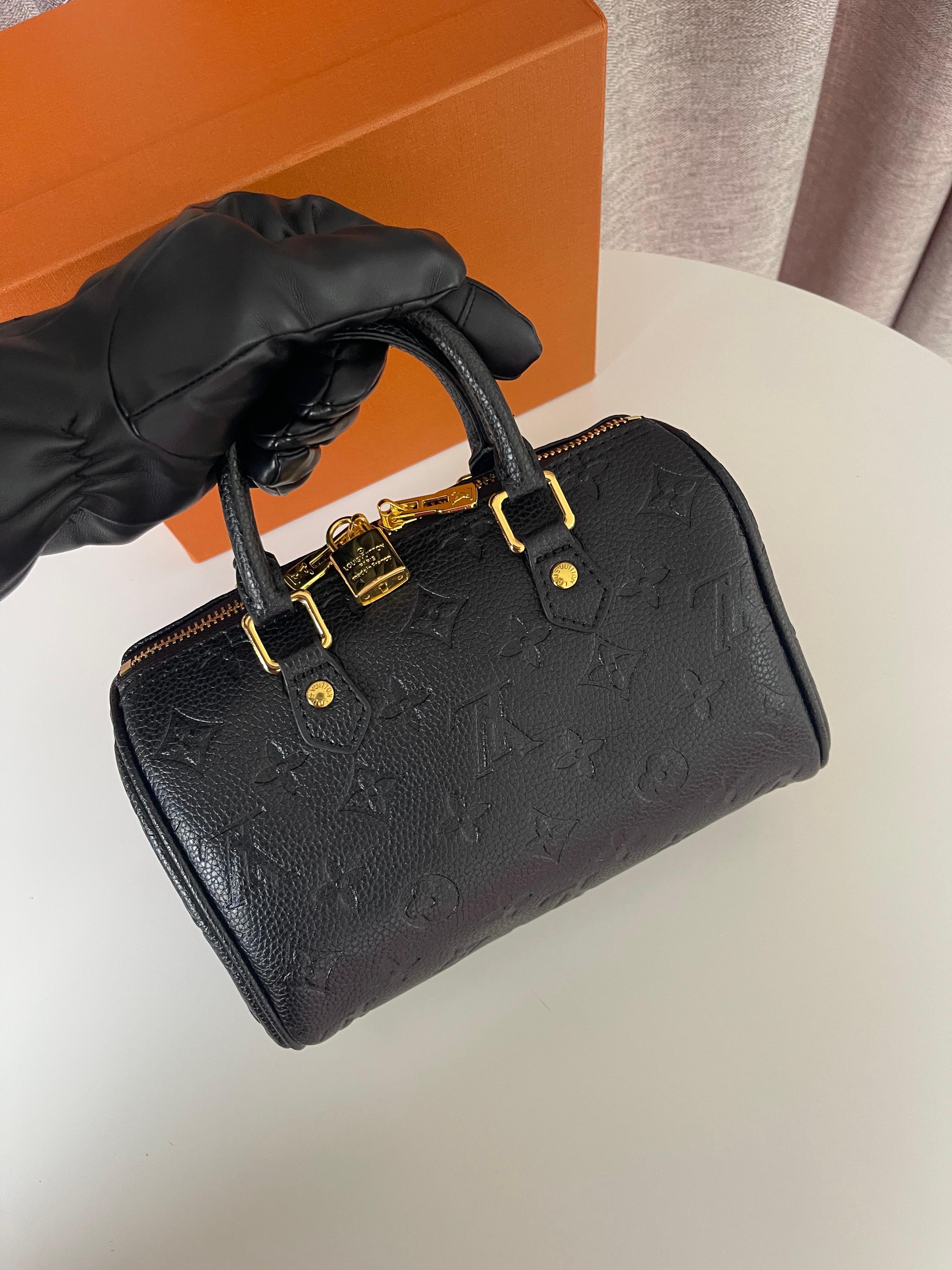 Louis Vuitton Medium Speedy bag